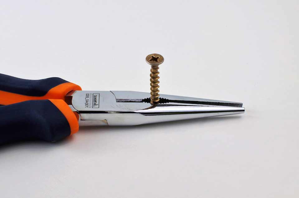 Jak odkręcić wyrobioną śrubę krzyżakową? Skuteczne metody i porady