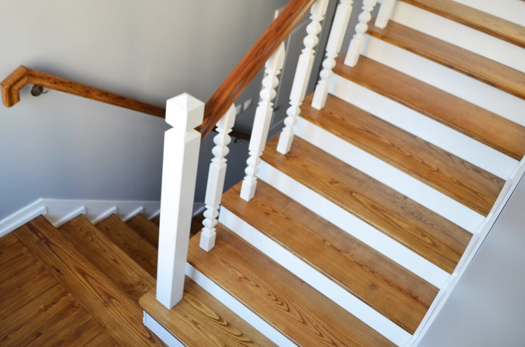 Jak odnowić schody drewniane? Poradnik krok po kroku i wskazówki