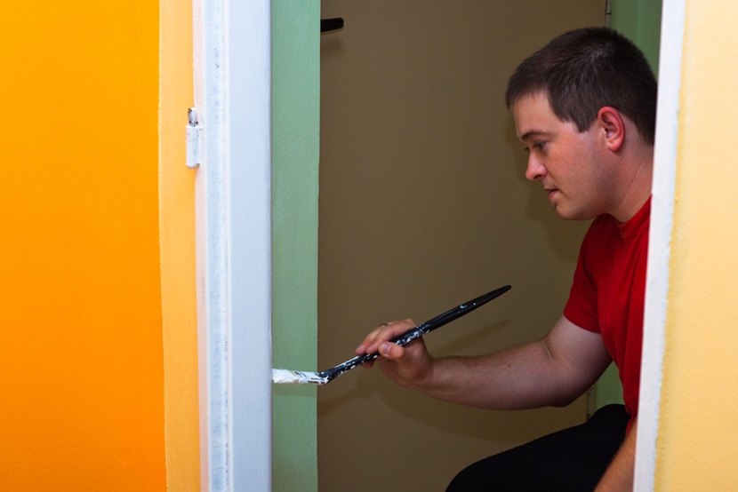 Jak odnowić stare futryny metalowe? Kompletny przewodnik krok po kroku