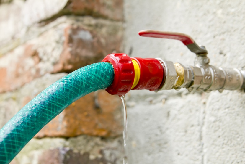 Jak podłączyć wąż ogrodowy do kranu? Poradnik krok po kroku